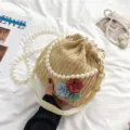 Bolso tipo cubo de paja con cadena perlas y bonitas flores de tela para verano. - Correa de hombro de tela tejida / Caqui Flores