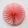 Décoration de boule en nid d'abeille en papier rose, élégant éventail pour fête et maison. - Rose Clair