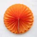 Vue en gros plan detaillee de la boule en papier alveole orange pour decoration festive. - Orange