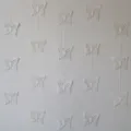 Vue détaillée de la guirlande suspendue papillon transparent laser PVC pour déco. - 2m / Guirlandes papillon blanches laser PVC