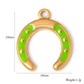 Edelstahl Hufeisen Anhänger DIY Schmuck Charm mit grünem Emaille und Goldpunkten 18x16mm - Grün