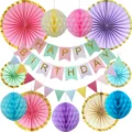 Vue détaillée de l'ensemble de décoration d'anniversaire en éventails papier et boules alvéolées - Kit de rosaces en papier couleur macaron