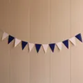 Guirlande de fanions décorative pour fête d'anniversaire avec drapeaux triangulaires. - Banderole de triangles bleu roi et blanc