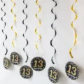Gros plan detail de decorations de spirales suspendues pour fete du 13e anniversaire noir et or. - Spirale 13e Anniversaire / Noir & Or