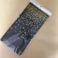 Zwarte plastic wegwerptafelkleed met gouden stippen, verpakt in doorzichtige folie. - Zwart tafelkleed met gouden stippen 137*274 cm