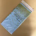Wegwerp lichtblauwe plastic tafelkleed met gouden stippen voor feesttafeldecoratie. - Lichtblauw tafelkleed met gouden stippen 137*274 cm