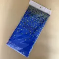 Gedetailleerd overzicht van de blauwe wegwerptafelkleedverpakking met gouden stippen voor feest. - Diepblauw tafelkleed met gouden stippen 137*274 cm