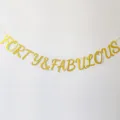 Χρυσή glitter πανό FORTY & FABULOUS, ιδανική για διακόσμηση πάρτι 40ης γενεθλίων. - Χρυσή γιρλάντα με χρυσόσκονη Forty & Fabulous