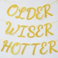 Χρυσή γιρλάντα πάρτι με γκλίτερ older wiser hotter για κρεμαστή διακόσμηση γενεθλίων. - Χρυσά πανό με γκλίτερ "OLDER WISER HOTTER"