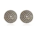 Gedetailleerde close-up van ronde vintage strass oorbellen met sprankelende kristallen. - Zwart-Wit Gradiënt Volledige Strass Stijl (DW22121311)