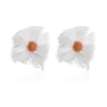 Gedetailleerde close-up van handgemaakte witte chiffon stof bloem oorbellen met oranje hart. - Witte 3D Bloem (DW23022218-5) / Wit