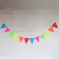 Kleurrijke papieren vlaggenlijn slinger voor verjaardag feest hangende decoratie banner. - Bedrukte fluorescerende banner