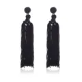 Zwarte kwast oorbellen detail opname, handgemaakte kraal hangende sieraden close up boho stijl. - Zwart