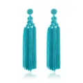 Gedetailleerde close-up van handgemaakte turquoise kwast-oorhangers, boheems geweven kralenontwerp. - Smaragd