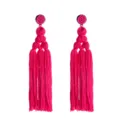 Roze kralen oorknop en gelaagde kwast oorbellen detail, handgemaakte boho stijl sieraden. - Rozerood