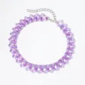 Close-up detail van de transparante paarse hart acryl choker halsketting met metalen ketting. - Transparant Paars (#2)