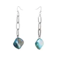 Close-up van blauwe schelp hanger en metalen ketting oorbellen, gedetailleerd sieraden design. - Franse Lange Kwast Metalen Ketting Oorbellen Stijl (DW22082305)
