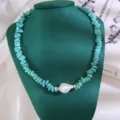 Turquoise edelsteen kralen ketting in boho stijl met een barokke parel hanger. - Turkoois Stijl