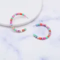 Kleurrijke polymeerklei kraal hoepeloorbellen voor vrouwen, stijlvolle C-vormige sieraden. - Gemengd Patroon Stijl (DW22102618)