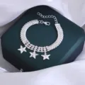 Gedetailleerd overzicht van een zilveren sterarmband met sprankelende strass en fijn ketting. - Ster Hanger Stijl (M23030203)