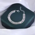 Detailopname van een prachtig en elegant meerrandig strass-mesh armband met handige verlengketting. - Maas Opengewerkt Design Stijl (M23030205)