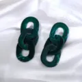 Detailfoto van donkergroene acryl geometrische kettingoorringen, retro mode sieraden. - Donkergroen (DW211112012)