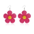 Handgemaakte raffia bloem oorbellen detail, levendig roze bloemblaadjes en gele kern, chique. - Roze met Geel (DW22040801#B)