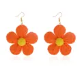 Handgemaakte raffia geweven bloem oorbellen detailopname, levendig oranje gele zomer vakantie stijl. - Oranje met Geel (DW22040801-1)