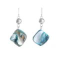 Gedetailleerde close-up van de unieke blauwe schelp oorbellen met elegante zilveren kralen. - Onregelmatige Ruit Blauwe Schelp Hanger Stijl (DW22082304)