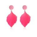 Roze blad oorbellen met getextureerde ronde stekers, trendy statement sieraden voor vrouwen. - Roze