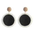 Gedetailleerd overzicht van handgeweven stro ronde boho oorbellen, stijlvol natuurlijk accessoire. - Zwart