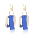 Gedetailleerd overzicht van geometrische holle metalen oorbellen in blauwe en gouden afwerking. - Goud en Blauw