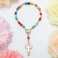 Kleurrijke houten kralen rozenkrans armband met kruis hanger, klassiek gebedssieraad. - Klassieke Kruis Stijl / Veelkleurig (ZJ251023001)