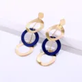 Prachtige geometrische oorbellen met meerdere lagen en gouden en blauwe ringen detail. - Donkerblauw & goud