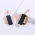 Minimalistische geometrische dubbellaagse vierkante metalen oorknopjes, modedetailweergave. - Goud + Zwart
