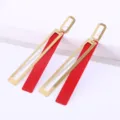 Gedetailleerde close-up van stijlvolle dubbellaagse geometrische lange oren in goud en rood. - Goud En Rood