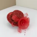 Mini sombrero de copa rojo con cinta de malla y rosa para tocado de fiesta elegante. - Nueva Pinza para el Cabello de Sombrero / 13cm / Rojo