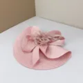 Elegante cappello fascinator rosa con fiore fatto a mano e piuma per eventi di nozze. - Rosa