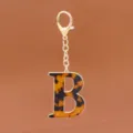 Schluesselanhaenger mit Buchstabe B aus Acetat in Schildpattoptik und goldfarbener Legierung. - Buchstabe B