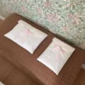 Detailaufnahme einer gesteppten weißen Tablettasche mit rosa Schleife für den Alltag. - 11 Zoll (Vertikaler Stil) / Weiß