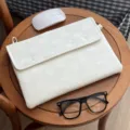 Weiße Tablettasche mit süßem geprägtem Herzmuster, weiches Material für guten Schutz. - 11 Zoll / Gebrochenes Weiß