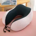 Ergonomisches Nackenkissen aus Memory-Schaum mit atmungsaktivem Mesh-Stoff und Kordelzug. - Hellrosa / 30 * 23 cm