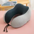 Graues Memory-Foam-Reisenackenkissen mit Netzstoff und Kordelzug für bequemen Schlaf. - Hellgrau / 30 * 23 cm