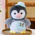 Süßes Pinguin Plüschtier mit blauem Karo-Hut und Umhängetasche, weiche Stofftier Puppe. - 25cm / Blau