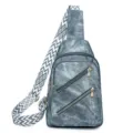 Elegante borsa a tracolla da donna con ampia tracolla geometrica e tasche con zip multiple. - Blu