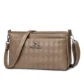 Borsa a tracolla in pelle trapuntata marrone con elegante motivo a rombi e logo metallico da donna. - Kaki