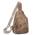 Borsa a tracolla vintage in ecopelle marrone con tracolla tessuta e tasche con zip multiple. - Marrone