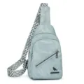 Borsa a tracolla petto azzurro da donna con ampia tracolla geometrica e doppia tasca zip. - Azzurro