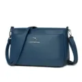 Borsa a tracolla morbida in pelle blu da donna con tracolla e logo in metallo. - Blu