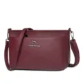 Elegante borsa a tracolla da donna bordeaux in morbido pelle con logo canguro metallico. - Rosso